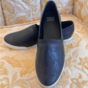FRYE Black Leather Slip On Sneakers 6 M Flats NEW